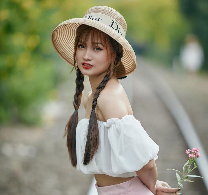 woman skin smile shoulder hat plant 1647049