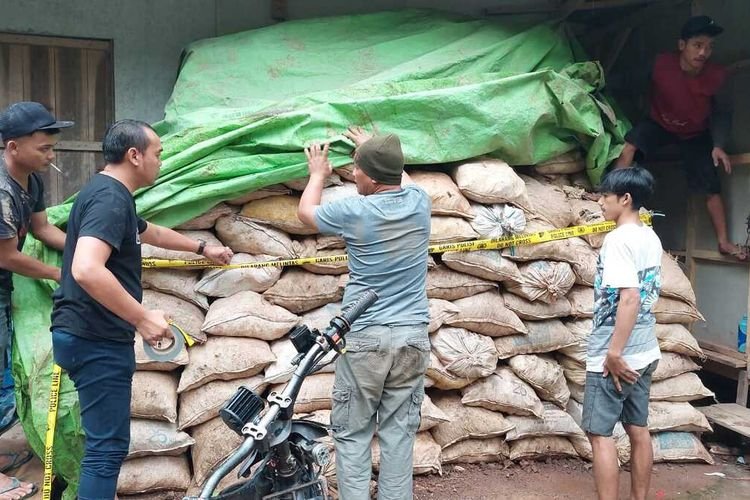 Bahan yang mengandung emas milik masyarakat yang menggantungkan hidupnya dengan vcara mengolahnya menjadi emas murvi kini di segel dan di sita polisi