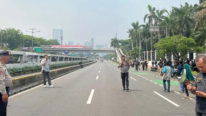 Ajakan aksi menyebar luas melalui platform X dan WhatsApp, diperkuat akun-akun besar dengan ribuan pengikut
