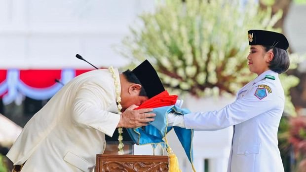Momen Haru, Prabowo Cium Merah Putih Saat Upacara HUT ke-80 RI 1 potret prabowo cium bendera merah putih sebelum dikibarkan paskibraka dok istimewa 1755418079281 169