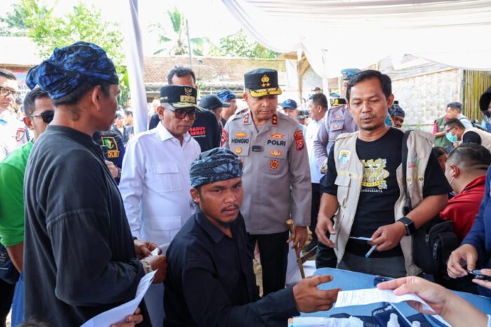 Gubernur Banten Andra Soni saat kunjungan ke masyarakat adat Baduy di Desa Kanekes, Lebak.