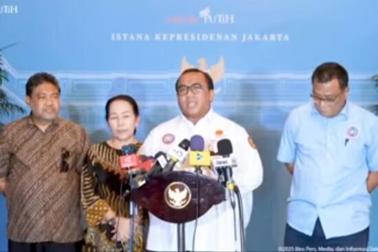 Para pimpinan serikat buruh, Andi Gani Nena Wea, Jumhur Hidayat, Said Iqbal, dan Elly Rosita Silaban, usai bertemu Presiden Prabowo di Istana Kepresidenan, Jakarta, Senin (1/9/2025). (Dok. Setpres)