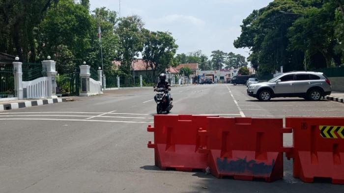 Puluhan petugas keamanan mulai berjaga di depan Kantor Bupati dan DPRD Kabupaten Lebak