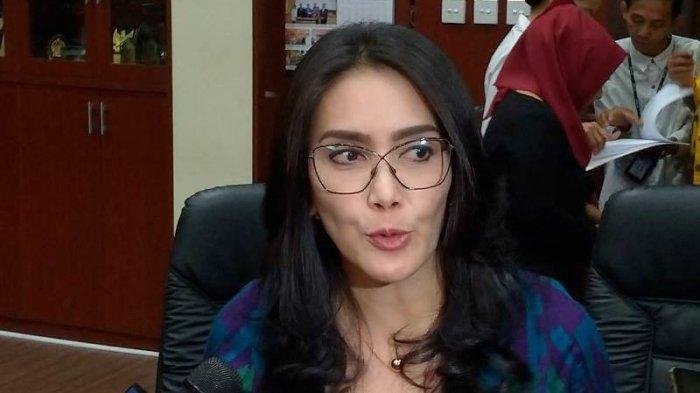 Rieke Diah Pitaloka, Anggota Komisi VI DPR RI, mengkritik rangkap jabatan 39 pejabat Kementerian Keuangan sebagai komisaris BUMN.