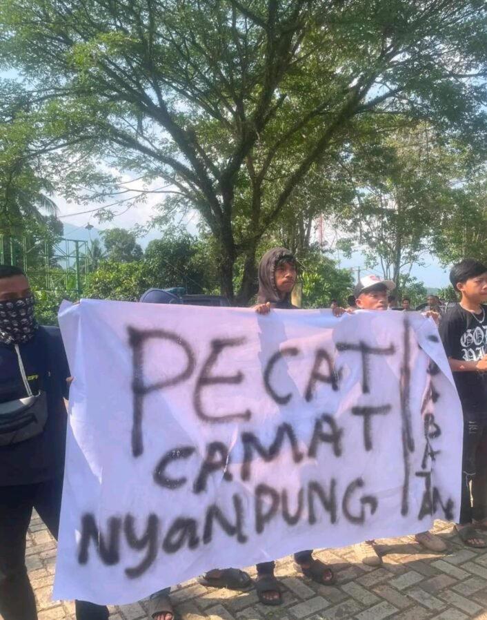Massa aksi di Kecamatan Saketi menuntut pencopotan Camat yang merangkap jabatan Direktur BUMD
