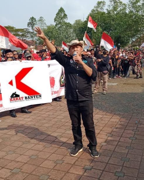Ketua LSM Karat Banten, Adung Lee, mendesak Kejati Banten ambil alih kasus dugaan korupsi upah lipat surat suara dan sewa gedung KPU Kota Serang.