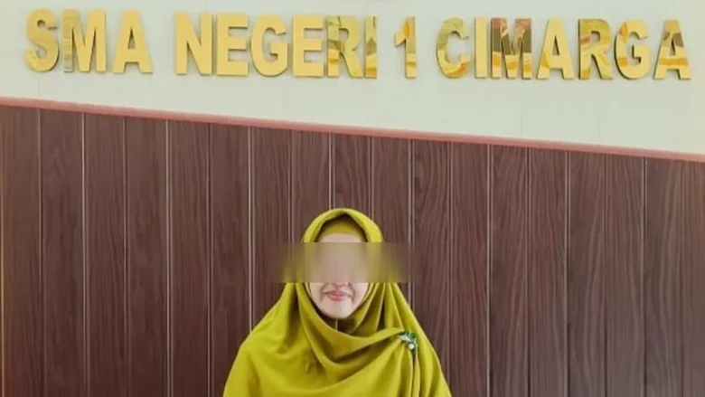 Kepala SMAN 1 Cimarga Kabupaten Lebak saat berfoto di area sekolah sebelum dinonaktifkan sementara oleh pemerintah daerah.