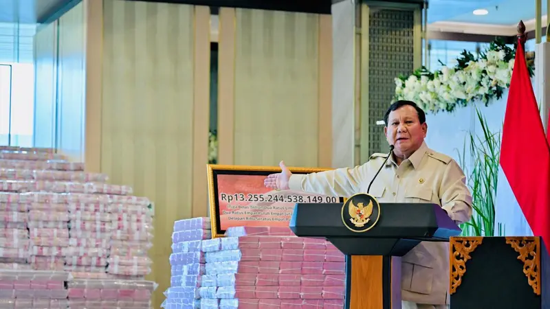 Presiden Prabowo Tegaskan: Pejabat Lemah Iman dan Serakah Akan Hancur Bersama Hartanya 1 Presiden Prabowo Subianto menyampaikan pernyataan di Kejaksaan Agung RI saat menyaksikan penyerahan uang sitaan korupsi ekspor CPO senilai Rp13,255 triliun kepada negara, Jakarta Selatan, 20 Oktober 2025.