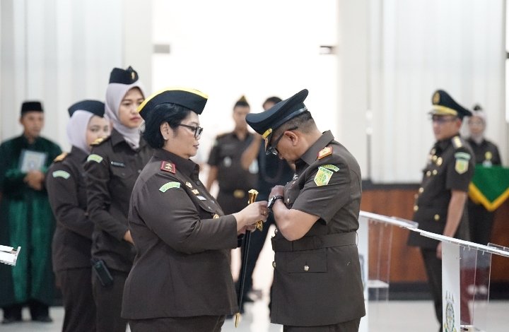 Kejati Banten Lantik Pejabat Baru, Fokuskan Penegakan Hukum yang Transparan dan Berkeadilan 1 Kajati Banten Bernadeta Maria Erna Elastiyani melantik pejabat baru Kejati Banten dalam upacara resmi di Aula Utama