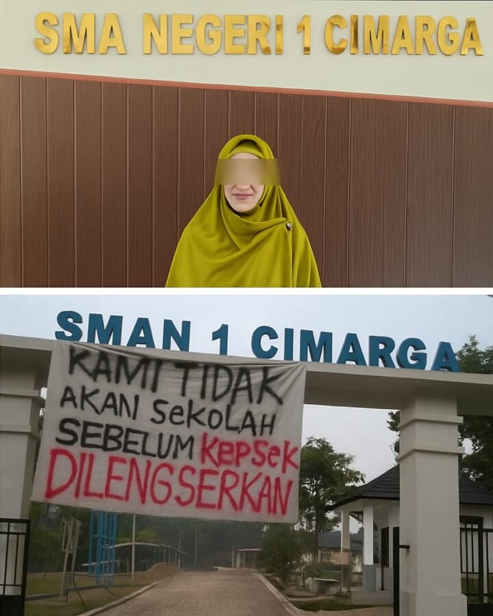 Kepala Sekolah SMAN 1 Cimarga berdiri di depan tulisan sekolah dengan latar spanduk protes siswa bertuliskan “Kami Tidak Akan Sekolah Sebelum Kepsek Dilengserkan.”