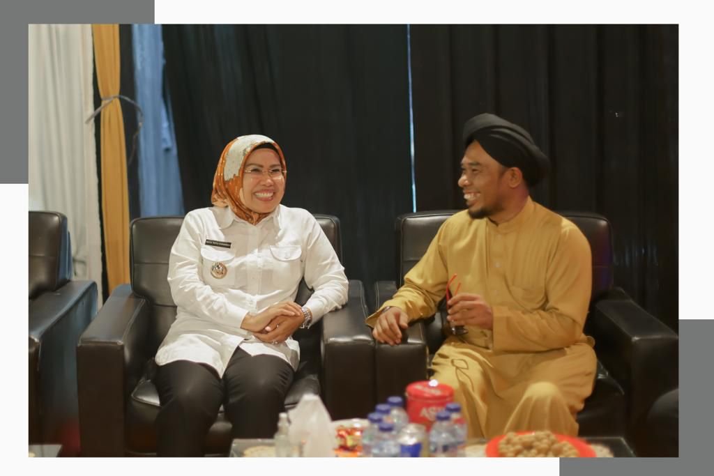 Ratu Tatu Chasanah dan Abah KH. Elang Mangkubumi berbincang akrab dalam suasana hangat di Serang.