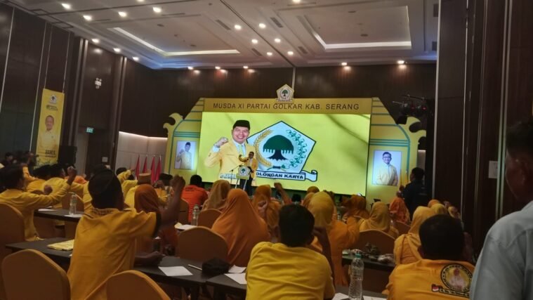 Fahmi Hakim bersama pengurus DPD Partai Golkar Kabupaten Serang dalam Musda XI di Swiss-Belinn Modern Cikande.
