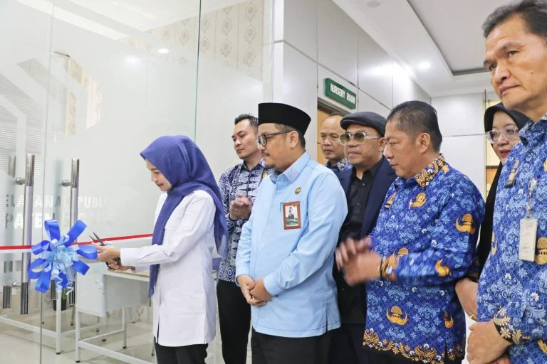 Bupati Ratu Zakiyah Resmikan “ZAKIAH”, Zona Klinik Advokasi Hukum untuk Warga Kabupaten Serang 1 Ratu Zakiyah meresmikan Zona Klinik Advokasi Hukum ZAKIAH di Mal Pelayanan Publik Serang, Jumat 17 Oktober 2025.