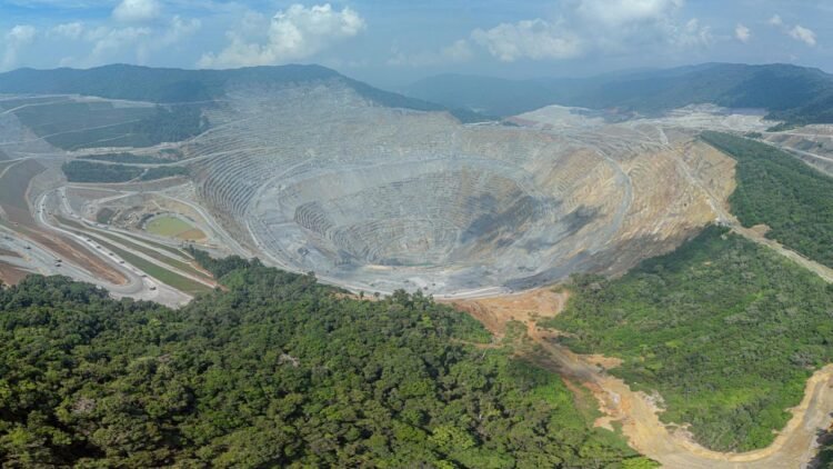 Bahlil: Izin Ekspor Tembaga Amman Mineral Sudah Keluar, Berlaku 6 Bulan 1 Pemandangan udara area tambang terbuka milik PT Amman Mineral di Nusa Tenggara Barat yang menjadi lokasi produksi konsentrat tembaga.