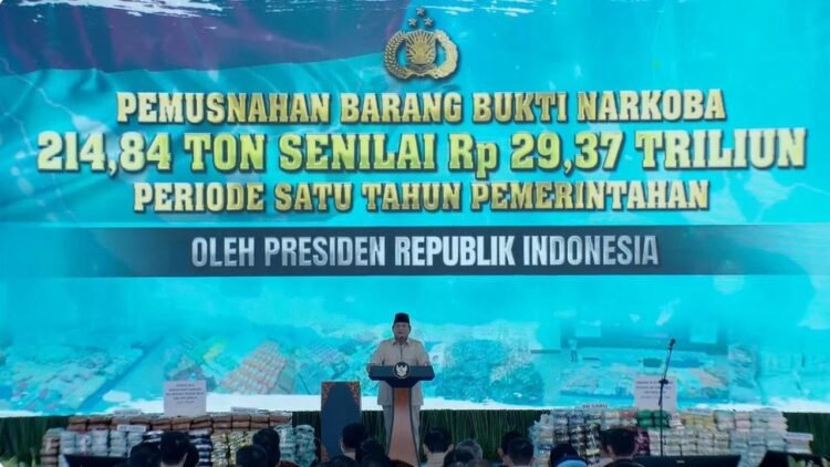Prabowo: Persatuan dan Ketegasan Jadi Senjata Melawan Narkoba dan Kebencian 1 Presiden Prabowo Subianto berdiri di podium memimpin pemusnahan barang bukti narkoba seberat 214,84 ton senilai Rp29,37 triliun di Mabes Polri, Jakarta, Rabu (29/10/2025).