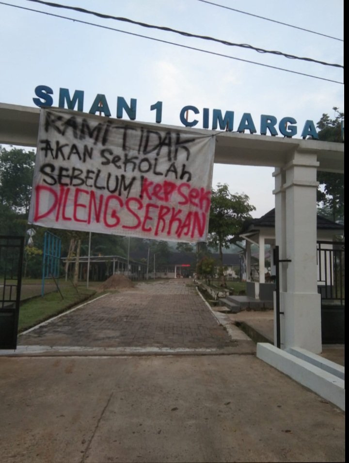 Siswa SMA Negeri 1 Cimarga melakukan aksi mogok massal menuntut kepala sekolah dicopot akibat dugaan kekerasan terhadap salah satu siswa, Lebak, Banten, 13 Oktober 2024.