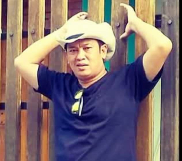 Ketua LSM KARAT Banten, Iwan Hermawan alias Adung Lee, saat berpose santai di depan pagar kayu.
