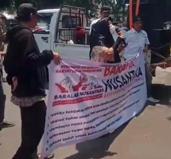 Massa Baralak Nusantara membentangkan spanduk tuntutan di depan Kantor Bupati Lebak saat aksi unjuk rasa menyoroti kebijakan Bupati Hasbi Asyidiki Jayabaya.