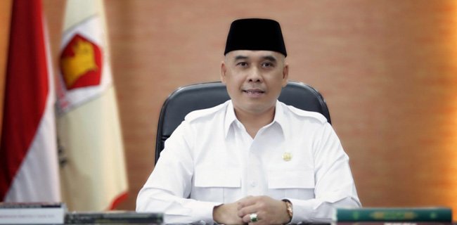 KPK Dalami Dugaan Aliran Dana dan Mobil Rp1 Miliar dari Heri Gunawan kepada FA 1 Anggota DPR RI Heri Gunawan duduk di ruang kerjanya mengenakan kemeja putih dan peci hitam