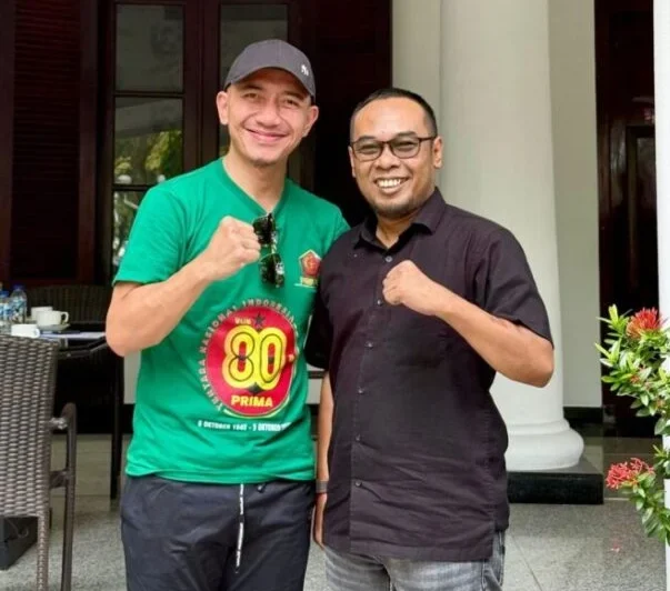 Abah Elang Mangkubumi bersama H. Hasbi Jayabaya berfoto sambil mengepalkan tangan sebagai simbol semangat membangun Kabupaten Lebak dengan nurani.