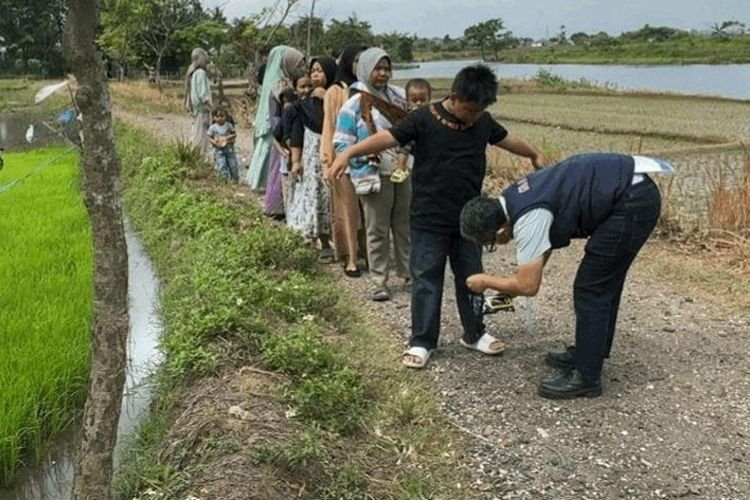 28 Warga Sukatani Direlokasi dari Zona Merah Radiasi Cesium-137, KLHK Pastikan Keamanan dan Kesehatan Warga 1 Petugas KLHK dan KBRN Polri mengevakuasi warga Sukatani Cikande dari zona merah radiasi Cesium-137 di Kabupaten Serang