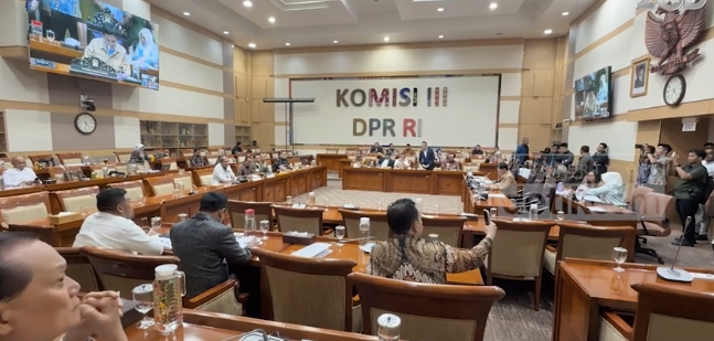 Hak Saksi Disabilitas Dipertegas, RUU KUHAP Melaju ke Paripurna sebagai Tonggak Reformasi Hukum Nasional 1 Rapat Panja Komisi III DPR RI membahas RUU KUHAP dengan anggota DPR dan perwakilan pemerintah hadir di ruang sidang.
