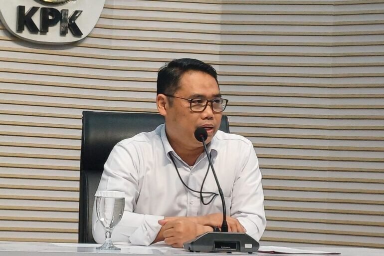 Temuan BPKP Jadi Pemicu Penanganan Kasus Korupsi ASDP, KPK: Semua Sudah Terbukti di Persidangan 1 Seorang pejabat KPK berbicara dalam konferensi pers, duduk di depan mikrofon dengan latar logo KPK.