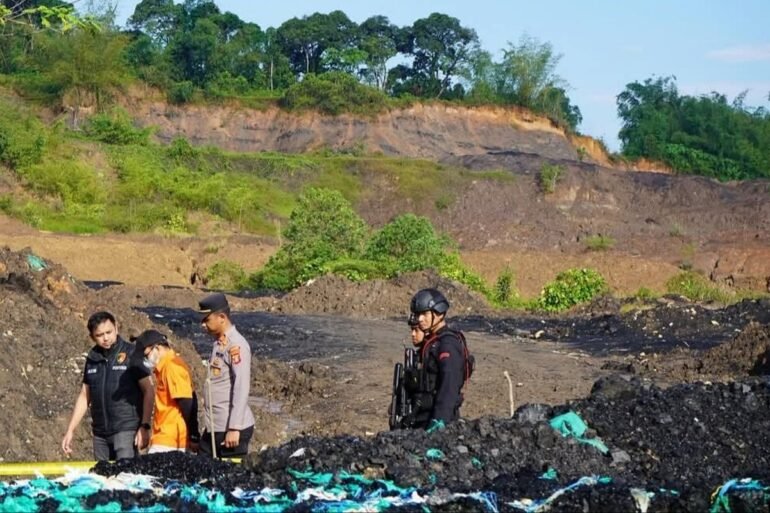 Perintah Tegas dari Hambalang: Presiden Prabowo Minta Penindakan Menyeluruh atas Tambang Ilegal 1 Petugas memeriksa kontainer batu bara ilegal yang disita Polri dalam operasi pengungkapan jaringan tambang ilegal di Kaltim.