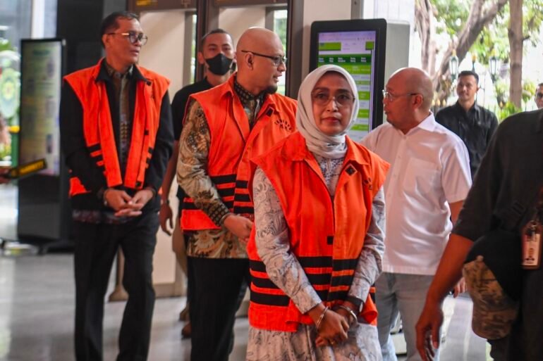 Presiden Prabowo Beri Rehabilitasi, Mantan Dirut ASDP Ira Puspadewi Ungkap Rasa Syukur 1 Sejumlah orang mengenakan rompi tahanan berwarna oranye dengan tangan diborgol saat digiring petugas di Gedung KPK Jakarta.