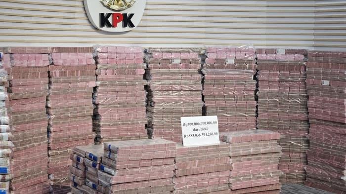 KPK Tegaskan Dana Rp300 Miliar Bukan Pinjaman, Melainkan Uang Rampasan Kasus Investasi Fiktif Taspen 1 Tumpukan uang pecahan Rp100 ribu senilai Rp300 miliar yang disusun dalam ratusan kotak bening dipamerkan KPK di Gedung Merah Putih.