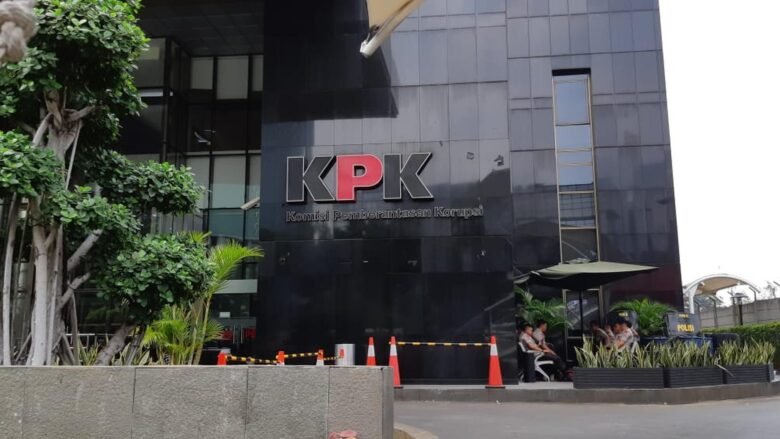 KPK Siapkan Pemanggilan Lagi untuk Budi Karya Sumadi Terkait Kasus Suap Proyek DJKA 1 Pimpinan KPK memberikan pernyataan terkait perkembangan penyidikan kasus suap proyek DJKA.