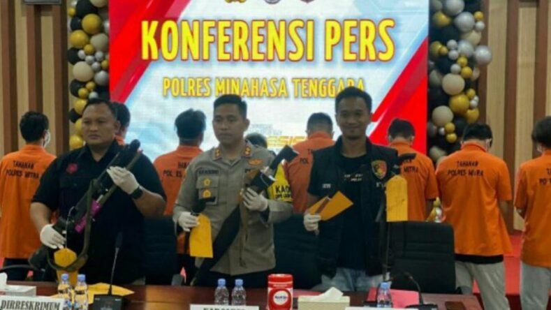 Bentrokan Tambang Ilegal Ratatotok Tewaskan Tiga Orang, Polisi Tahan 10 Tersangka 1 Aparat kepolisian menunjukkan barang bukti senapan angin dan senjata tajam saat konferensi pers kasus bentrokan di lokasi tambang ilegal Ratatotok, Minahasa Tenggara