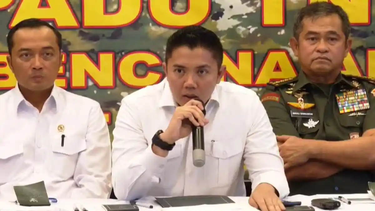 Seskab Teddy: Pemerintah Serius Telusuri Dugaan Kerusakan Lingkungan Penyebab Banjir-Longsor Sumatra 1 Teddy Indra Wijaya soal Bencana di Sumatra