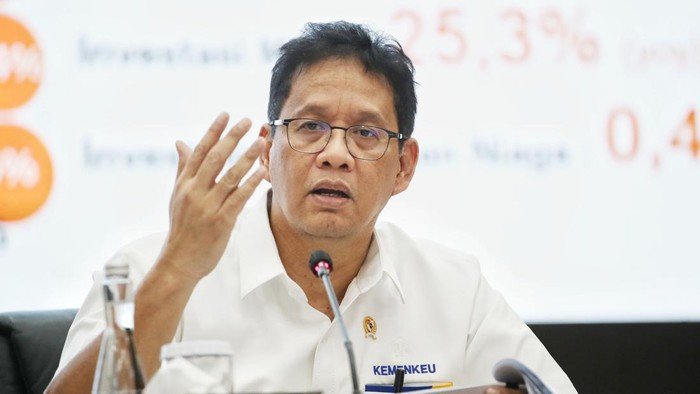 Presiden Prabowo Instruksikan Evaluasi TKD, Menkeu Purbaya Ungkap Kebocoran Belanja Daerah 1 Seorang pejabat pemerintah sedang berbicara dalam konferensi pers dengan latar data presentasi di layar.