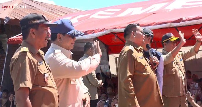 Bupati Salim Fakhry: Kehadiran Presiden Prabowo Obati Hati Masyarakat Aceh Tenggara 1 Pejabat pemerintah dan seorang tokoh nasional melambaikan tangan kepada warga saat kunjungan ke lokasi pengungsian di Aceh Tenggara.