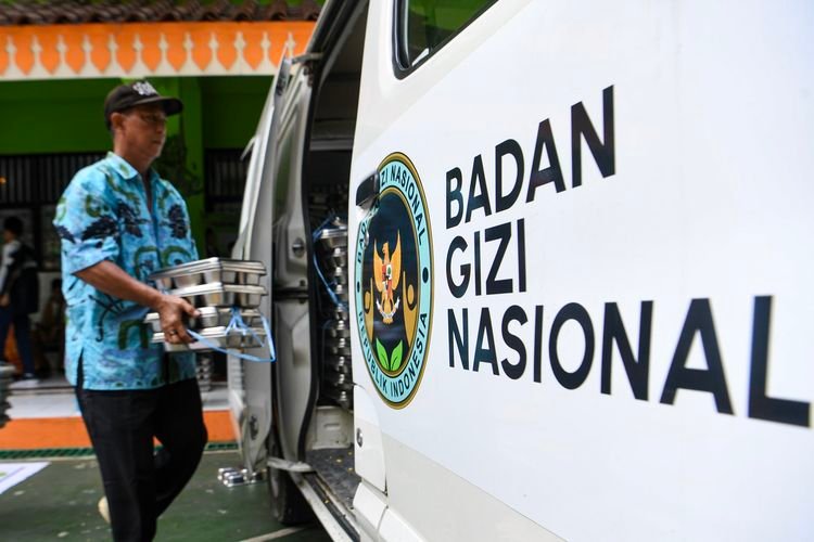 BGN Pastikan 32.000 Pegawai SPPG Jadi PPPK, Ini Skema Gaji 2026 1 Petugas Satuan Pelayanan Pemenuhan Gizi membawa paket makanan dari kendaraan operasional Badan Gizi Nasional