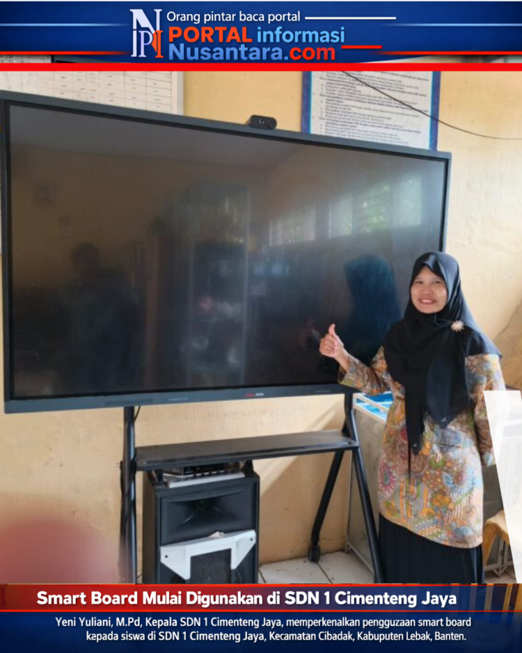 Kepala SDN 1 Cimenteng Jaya bersama guru memperkenalkan smart board kepada siswa di ruang kelas