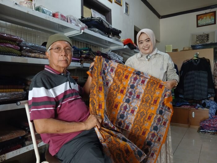 Konsumen Asal Malaysia Kunjungi Batik Chanting Cibadak, Tertarik Pesan Desain Khusus 1 Pengusaha asal Malaysia bersama pengelola Batik Chanting Lebak sedang meninjau dan memeriksa kualitas kain batik bermotif khas di dalam galeri