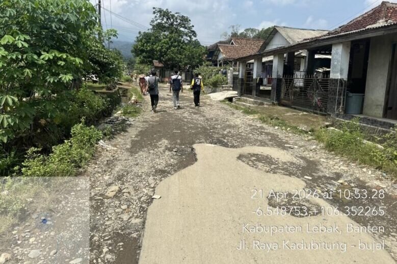 Pemkab Lebak Tingkatkan Infrastruktur Jalan Kadubitung–Bujal dengan Konstruksi Beton Berkualitas 1 Kondisi jalan rusak berlubang di ruas Kadubitung–Bujal, Kecamatan Cipanas, Kabupaten Lebak, yang direncanakan ditingkatkan dengan konstruksi beton.